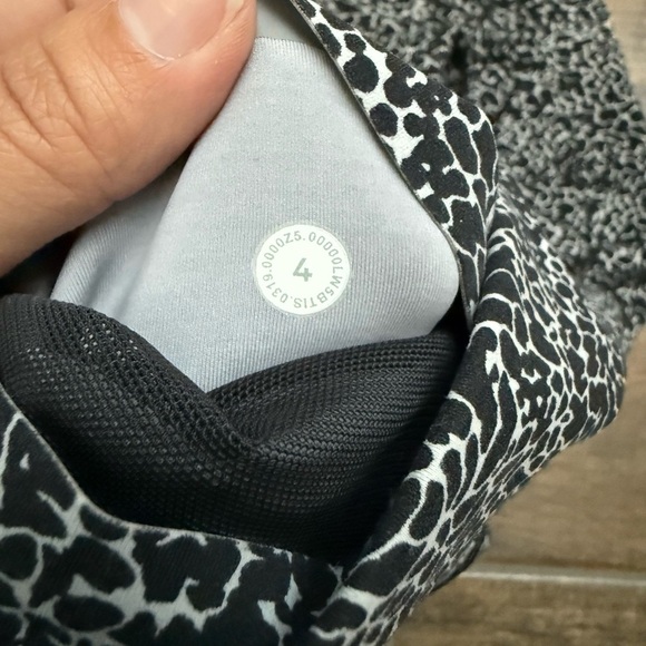 Lululemon Black and White Patterned High Rise Leggings Athleisure Workout Active - Picture 3 of 5